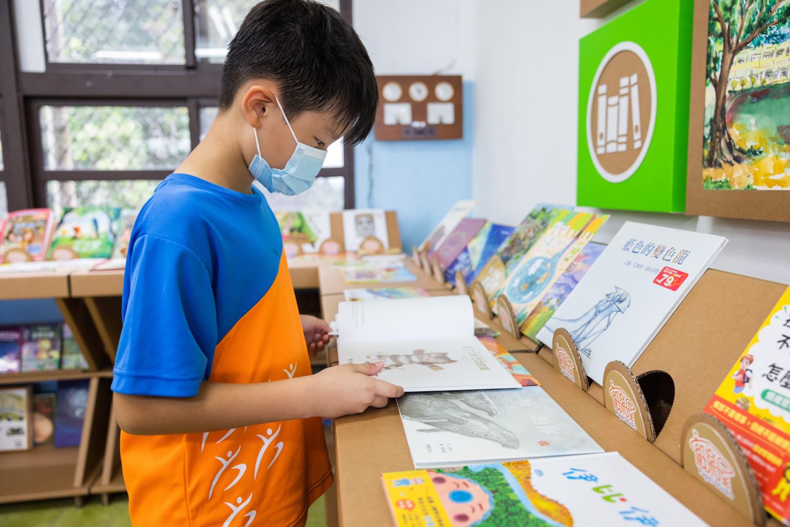 04.7-ELEVEN同步規畫空間資源，投入台南地區超過20位夥伴協助裝修工程及清運設施，關係企業更提供100本書籍作為紙圖書館首批藏書，共同造就100%回收永續紙材的紙圖書館。.jpg